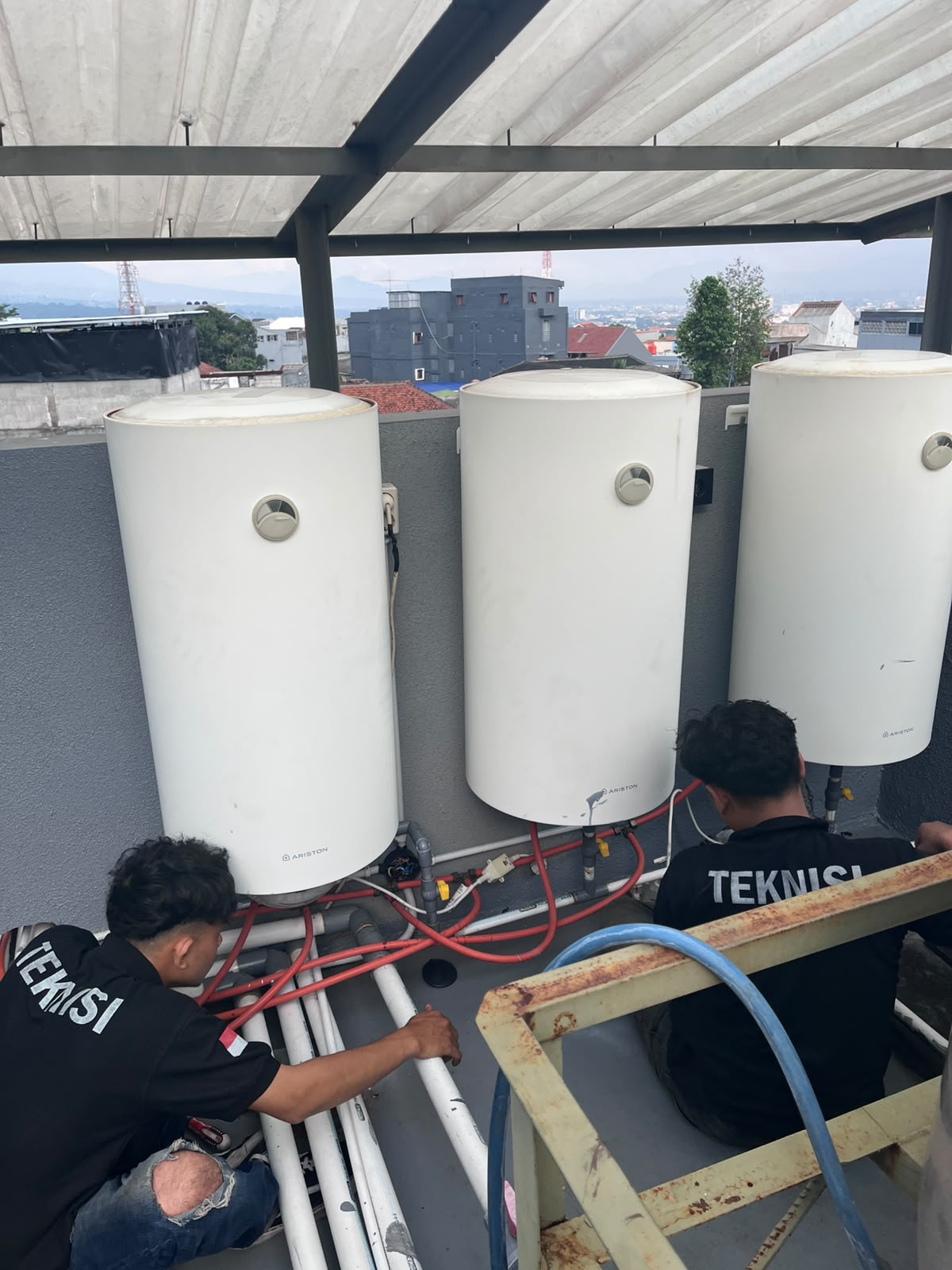Pemeriksaan rutin water heater di rumah modern Medan Sunggal, ruangan bersih dan peralatan servis tertata rapi