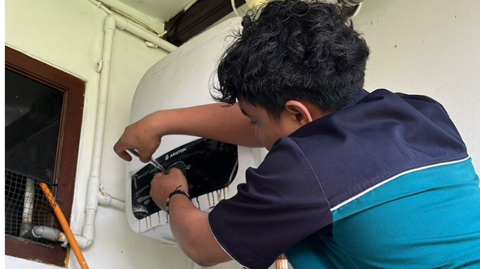 Penggantian spare part water heater di rumah Medan Petisah, teknisi bekerja teliti di ruang utilitas